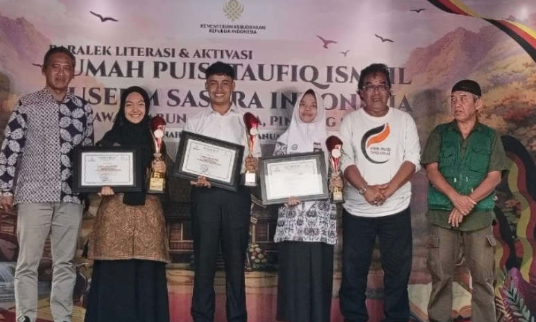 Lima Siswa MTsN 1 Bukittinggi Borong Penghargaan Lomba Baca Puisi